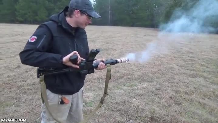 cocinar,fuego,calor,caliente,bacon,beicon,disparar,metralleta,m16