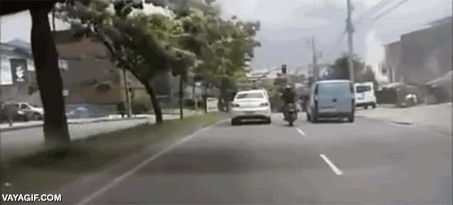 No me alegro del mal ajeno, pero es que algunos de lo merecen tanto karma instantaneo,patada,retrovisor,por listo,al suelo,suerte que frena el de la furgoneta,moto