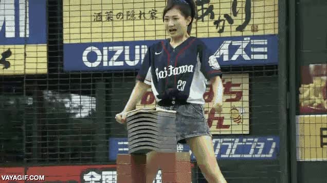 chica,asiática,artes marciales,partir,ladrillos,cabeza,cabezazo