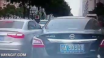 coche,subirse,ruedas,carretera,feel like gta,atasco,cerrar el paso,le saldr&aacute; cara la broma