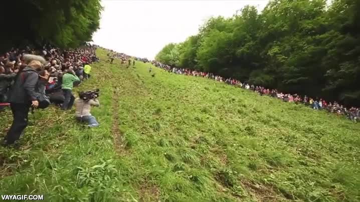 lanzarse,colina abajo,la carrera por el queso,tradicion,m&aacute;s de uno se har&aacute; da&ntilde;o de verdad