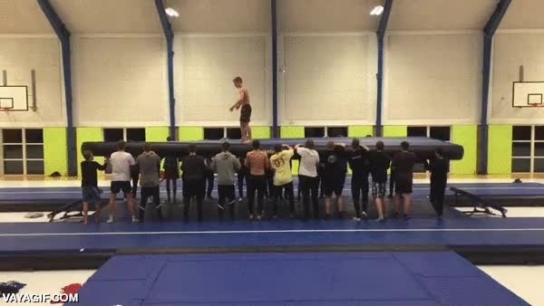 backflip,x4,cuadruple,cuatro,ayuda,colchoneta,lanzar,levantar,mortal hacia atrás