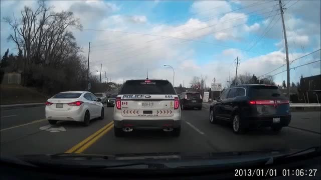 policia,conductor,impaciente,intentar escapar,de marr&oacute;n,agentes,perseguir,direcci&oacute;n contraria