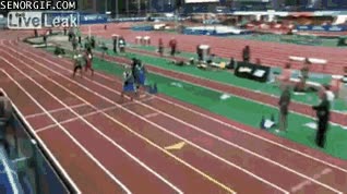 linea de meta,llegada,carrera,atletismo,atropellar,atropello,llevarse por delante,sujetar,aguantar