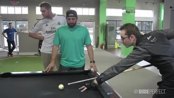 Cuando una mesa de billar se te queda corta para demostrar tus habilidades hoyo,golf,dudeperfect,mesa,billar,saltar,bola,snooker profesional,al vuelo