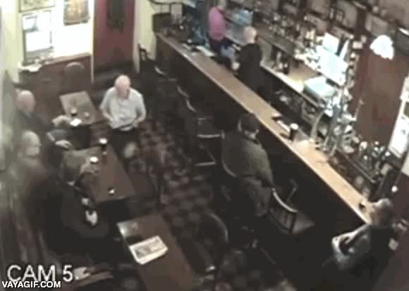 vaso de cerveza,grabacion,camara de vigilancia,explotar,se rompe solo,fantasmas,igual es solo un vaso defectuoso,da que pensar