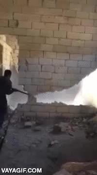 buena idea,martillazos,derruir,aun tiene suerte el tio,ladrillos