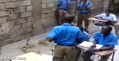 guantazo,con la mano abierta,y es un enanito,vaya profe,m&aacute;s falta de esto hace hoy en d&iacute;a