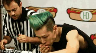 No te esfuerces, no puedes derrotar a un hámster en un duelo de engullir comida comer,hamster,imposible,tiene las de ganar,concurso,hot dogs,perritos