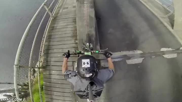 cruzar,puente,bicicleta,pasar,gopro,da un vertigo que no veas