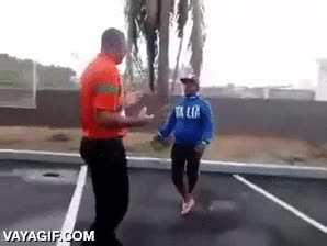 gigante,enano,bajito,pu&ntilde;etazos,tumbar,KO en un golpe,hombre muy alto