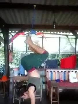 Bueno, pero es que eso del tiro con arco es demasiado fácil... ¿Tú crees? Espera... lo veo y lo doblo,el más dificil,con los pies,haciendo el pino,sobre dos conos,y acierta,equilibrista,acrobata