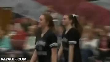 Enlace a Un marine de los Estados Unidos volviendo de su misión dando una sorpresa a su hija