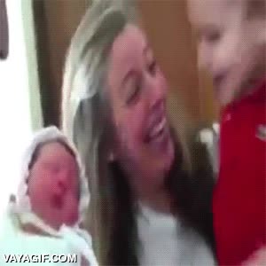 Los niños saben que tienen que marcar territorio con sus hermanos pequeños desde bien pequeñitos hermanos,pegar,bebe,mama,papa,celos,igual se ha pasado un poco con lo pronto,guantazo