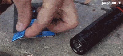 Hacer fuego con una pila y el envoltorio de un chicle, MacGyver estaría orgulloso macgyver,pila,envoltorio,papel de aluminio,chicles,en caso de acampada o emergencia