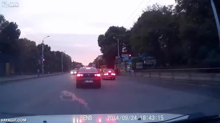 Creo que alguien ha visto demasiadas pelis de coches y mafiosos, atención a la matrícula matricula,cambiar,girar,mecanismo,truco,feel like the transporter