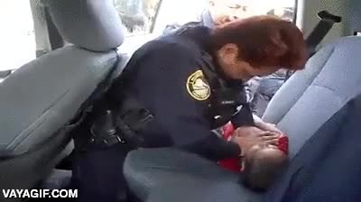 salvar,boca a boca,respiraci&oacute;n artificial,ni&ntilde;o,asiento,coche,agente,policia