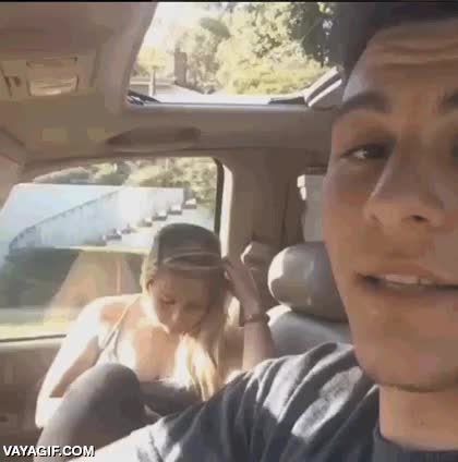 ¿Cómo enseñar a tu novia la importancia de ponerse el cinturón de seguridad? sabes que te quiero,novia,aprender,le está bien empleado,empanada con el movil,leccion,novio,frenazo