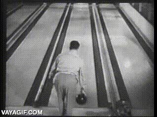 blanco y negro,lo hubiera petado como youtuber,antepasado espiritual de los dudeperfect,bolos,bolera,doble tiro,en dos bolas