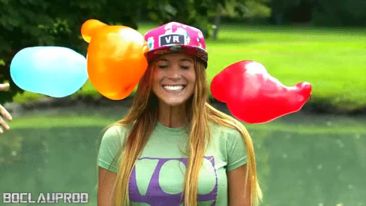 La magia de la cámara súper-lenta vale su peso en oro para situaciones como esta chica,globos,de agua,lanzar,camara lenta,globazos,a la cara