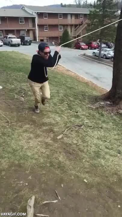 tarzan,cuerda,liana,fail,contra el container,pedazo de viaje,golpe,chocar