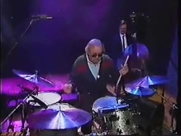 abuelo,señor mayor,bateria,baterista,caer,baqueta,seguir,non-stop,no parar,profesional como la copa de un pino