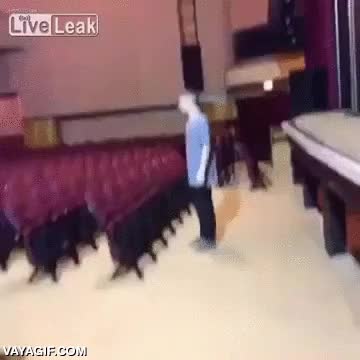 liarla,efecto domin&oacute;,asientos,van a tardar un poco en ponerlo todo otra vez,auditorio,empujar,empujon,fail