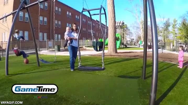 idea sencilla,dise&ntilde;o,columpio,columpiarse,m&aacute;s seguro,madre,padre,hijo,muy seguro