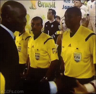 arbitro,esquivar,ignorar,bien salvado,dar la mano