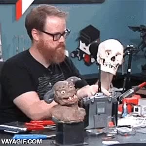 hombre,barbas,calavera,juguete,romperse,mandibula,tiene pinta de ser un especialista en efectos especiales de cine