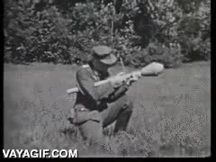 imagen,video,antiguo,bazooka,cohete,ya en aquella epoca destruiamos mejor,humanidad,orientales