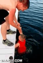 tropezar,resbalar,muelle,agua,caer,caida,torpe,torpeza m&aacute;xima