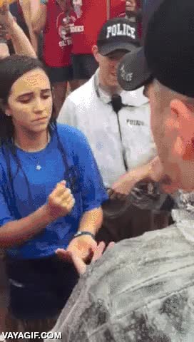 Un agente se juega al ''piedra, papel, tijeras'' la detención de esta menor por beber y se salva es gracioso pero moralmente reprobable,salvarse,agente,policía o segurata,ganar,riesgo,jugar,detención