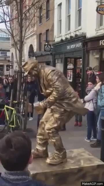 Enlace a La gravedad no te afecta igual que a todo el mundo cuando eres una estatua humana