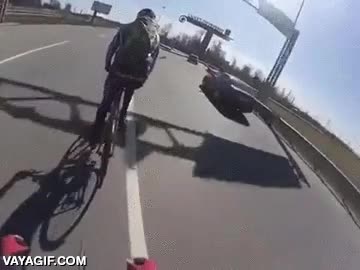 accidente,camion,transporte,cisterna,atropello,ciclista,bicicleta,si llega a quedar debajo de las ruedas...