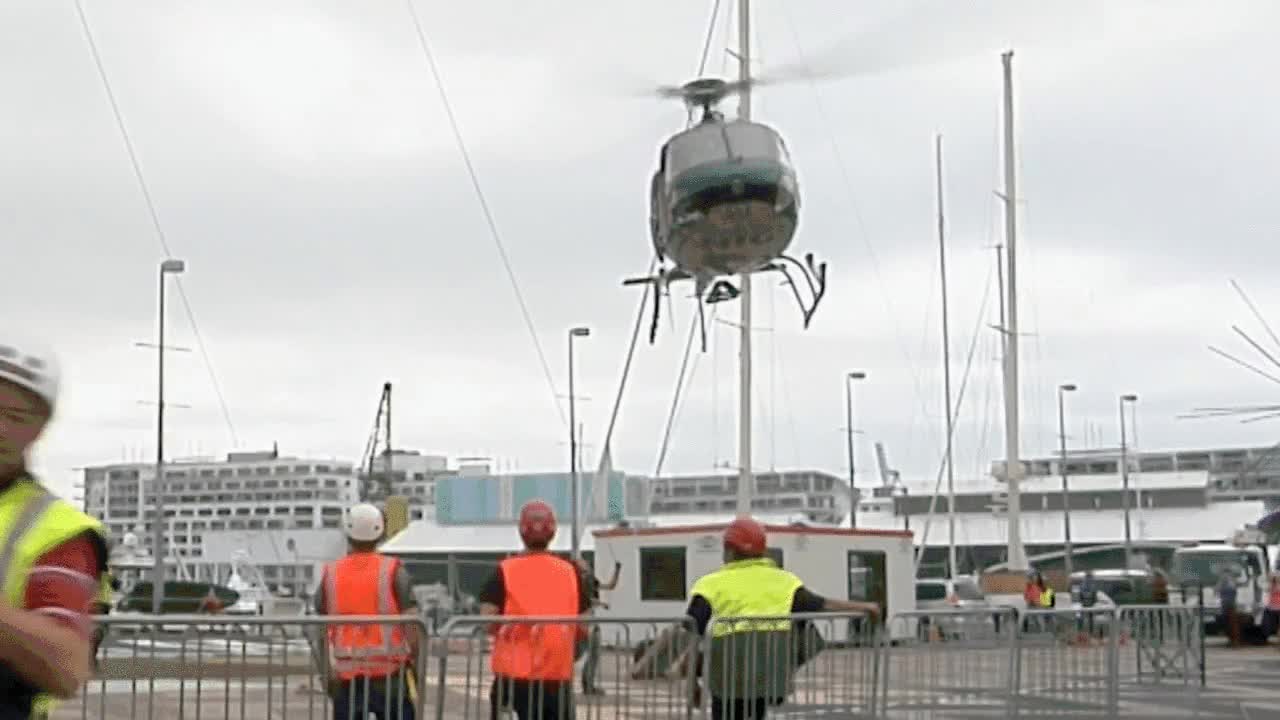 Un helicóptero pierde el control a pocos metros del suelo y no te imaginas la que lía piloto,perder el control,helicoptero,creo que choca con un cable,las aspas podrían haber liado una carnicería muy gorda,por suerte sin incidentes aparentes