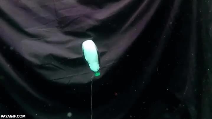 Una botella de plástico llena de hielo seco explotando bajo el agua, flipa con el efecto efecto,como por etapas,reaccion,explotar,hielo seco,ya no tan seco