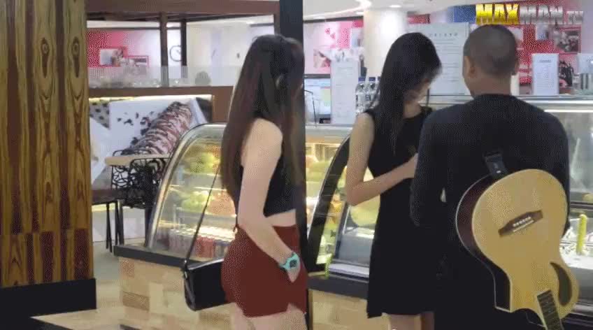 dejar colgada,asiatica,abrazar,ignorar,pobrecica