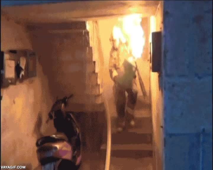 tranquilamente,bombona,explota y lo descuajaringa vivo,tranquilidad,bomberos,hombres de verdad,valor,valientes