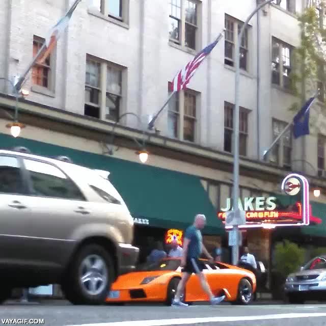 Lamborghini,bmx,pasar,por encima,coche,aparcado en la puerta,rodar