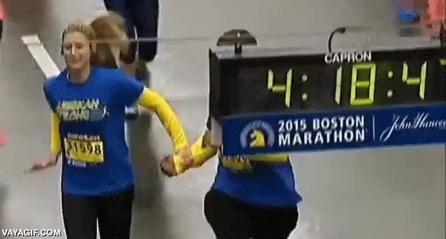 Rebekah Gregory llegando a la meta del maratón de Boston tras perder su pierna en el atentado llegar,protesis,pierna,entrenar,correr,meta,boston,maraton,sin pierna,atentado