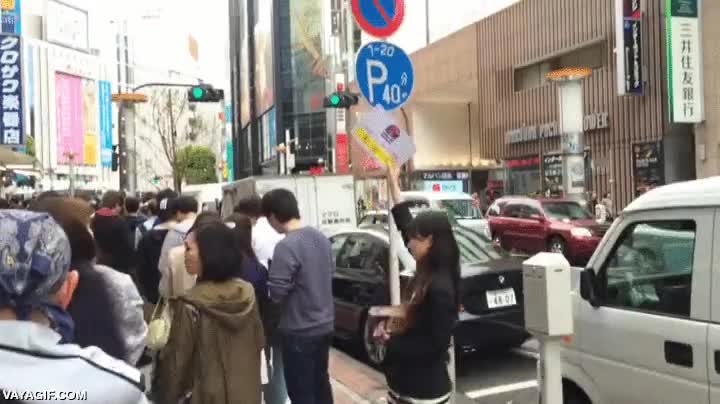 En Japón han inaugurado el primer Taco Bell y se han montado dos horas de cola para entrar postureo máximo,quiero creer que la cola es para otra cosa,japón,tokyo,dos horas,japón cuna del sushi