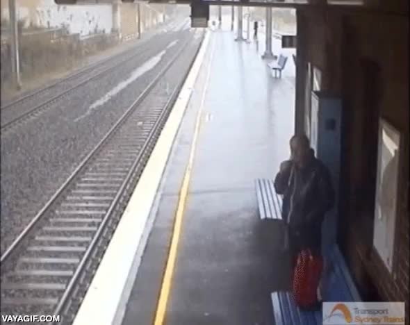 Timelapse de una inundación en Sidney anegando de agua toda una vía de tren Bardwell Park,via del tren,vias,llegar,agua,torrente,inundación,fácil un metro y pico de agua