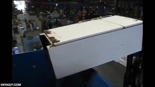 sufre maldita,nevera,trituradora,desaparece en segundos,maquina muy potente,terrible