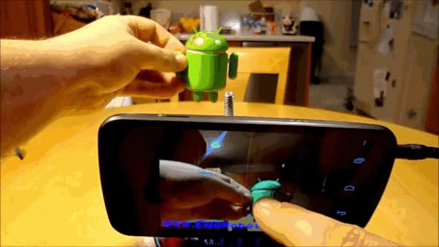 El robot araña capaz de perseguir a su objetivo con la ayuda de un smartphone perseguir,detección de movimiento,camara,smartphone,android,tecnología