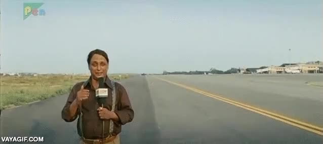 La importancia de no ir a hacer un reportaje en directo al aeropuerto si llevas peluquín peluquín,aire,volar,adios pelo,asume la calvicie,no es tan grave,avion,ventolera