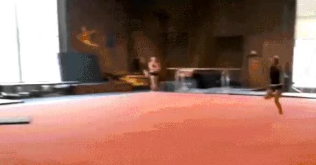 niña,gimnasia,explosión,Michael Bay,gimnasta,explotar,megan fox aparece en los créditos