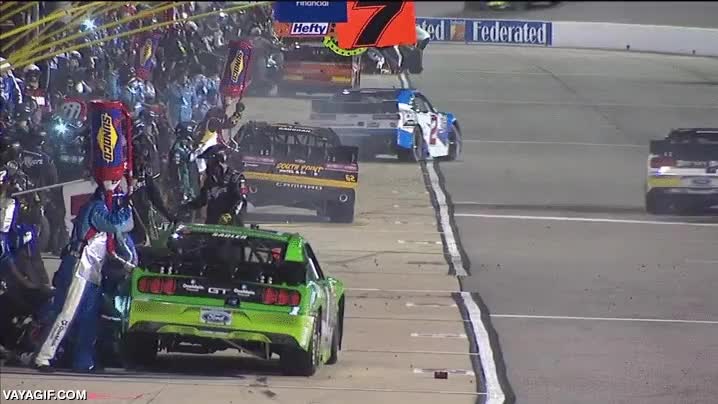 fuego,incendio,a los dem&aacute;s les da igual,mecanicos,como si tal cosa,coches,carrera,nascar