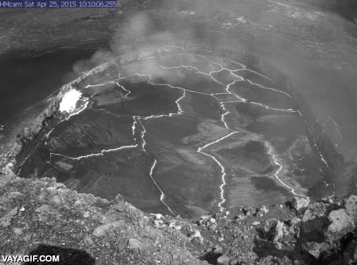 lago de lava,kilauea,hawaii,se puede liar parda si se desborda,es como una erupcion pero más pacifica