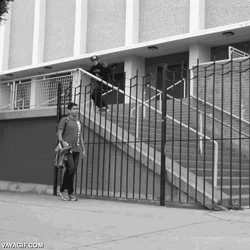 El skater que no se llevó por delante al peatón de milagro Saltar,skater,monopatin,skateboard,por poco,tampoco se sorprende mucho,peaton,valla,escaleras